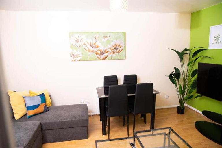 Others 4, Inviting 1-bed Apartment in London, Near Hotsput, London