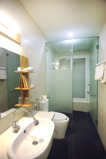 Bathroom 4, Cavilla Hotel & Apartment, Da Nang