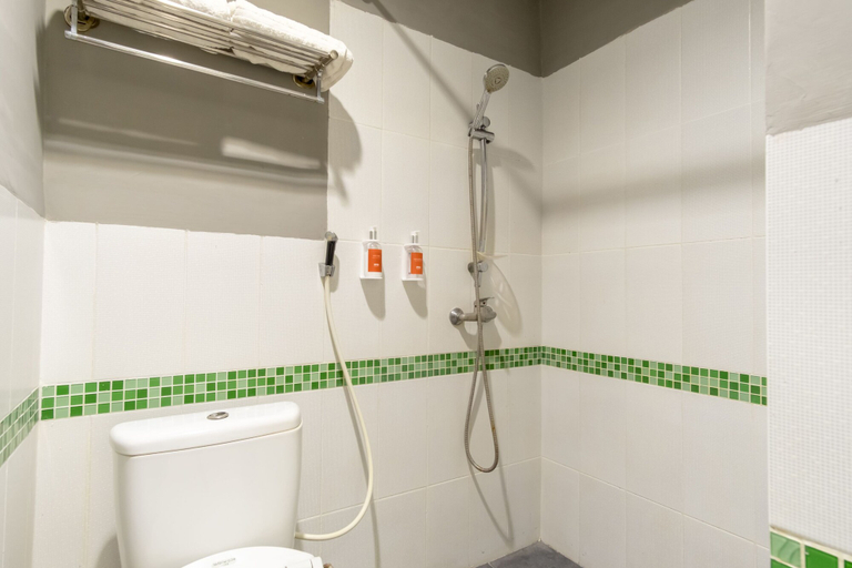 Bathroom 3, OYO Flagship 1348 Hotel Home Anaya, Medan
