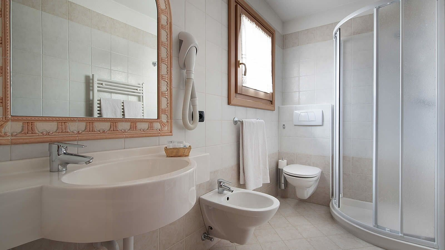 Bathroom 4, Hotel Champagne, Sondrio