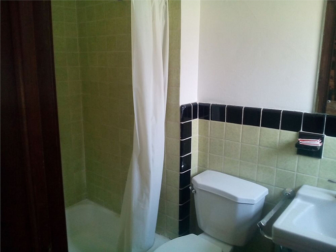Bathroom 3, Mountaineer Motel, Grant