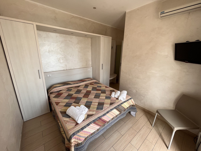 Bedroom 2, Marina Beach Suite Hotel, Rimini