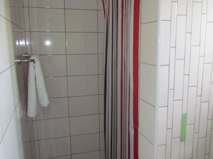Bathroom, Dianwill Hotel, Busiiro
