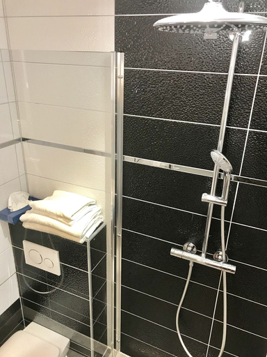 Bathroom 5, ibis Styles Strasbourg Centre Gare, Bas-Rhin