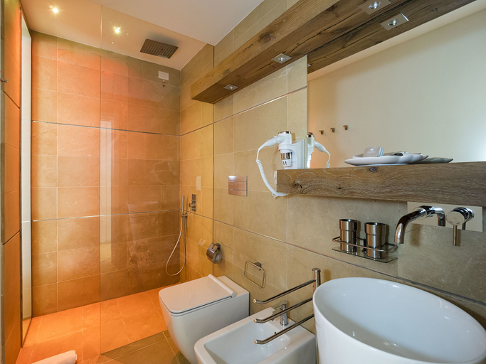 Bathroom 5, White Bay Resort, Syracuse
