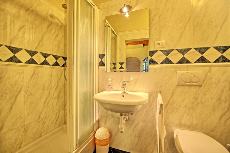Bathroom 4, Casa Scopeti, Florence
