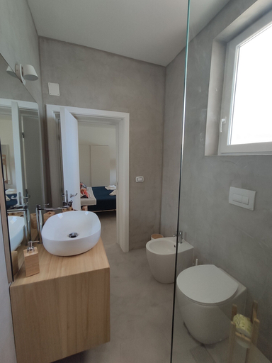Bathroom 5, Artemisia, Bari