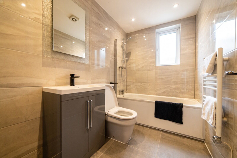 Bathroom 2, Hollywood Suite Sasco Apartments, Blackpool