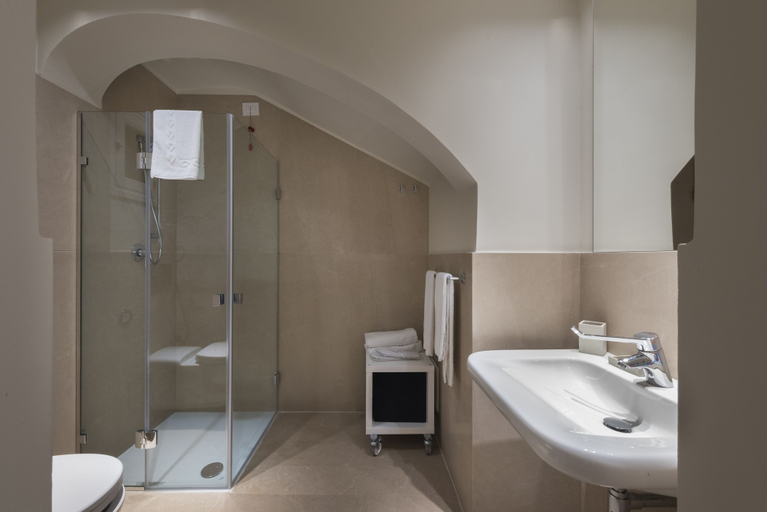 Bathroom 5, Giardini Mon Plaisir, Trapani