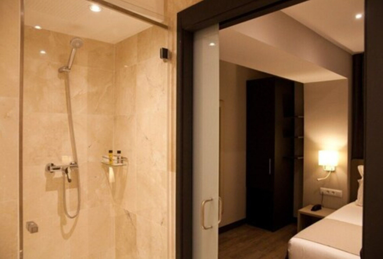 Bathroom 5, May Ramblas Barcelona, Barcelona
