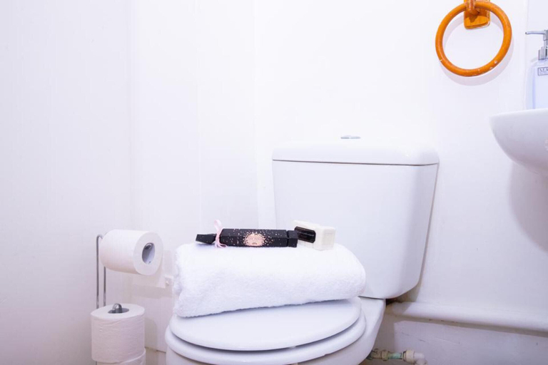Bathroom, Inviting 1-bed Apartment in London, Near Hotsput, London