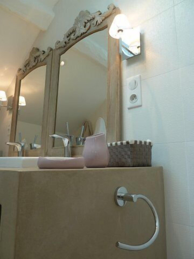 Bathroom 5, Château de Courtebotte, Gironde