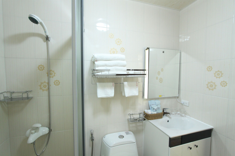 Bathroom 4, Minleyuan, Hualien