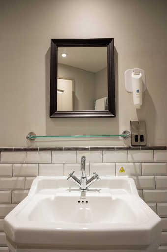 Bathroom 4, The Cedars Inn by Greene King Inns, Devon