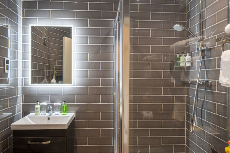 Bathroom 3, The Kings Arms and Royal Hotel, Godalming, Surrey, Surrey