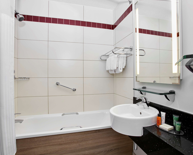 Bathroom 5, Hilton Garden Inn Dublin City Centre, Dublin