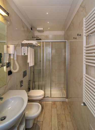 Bathroom 5, Hotel Central Park, Lucca