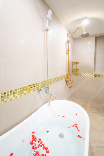 Bathroom 4, Me Q Beach Hotel & Apartment, Da Nang