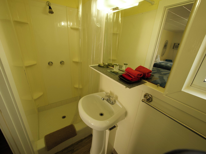 Bathroom 3, Creston Valley Motel, Central Kootenay