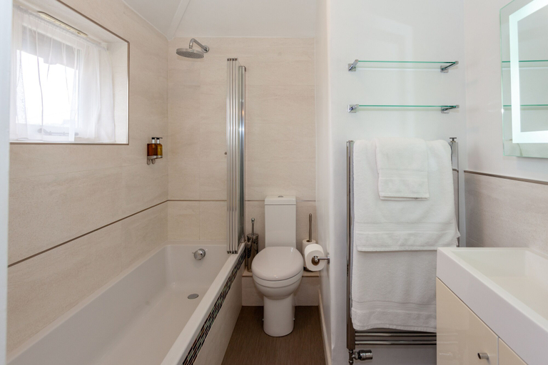 Bathroom 3, Avalon House B&B, Hampshire