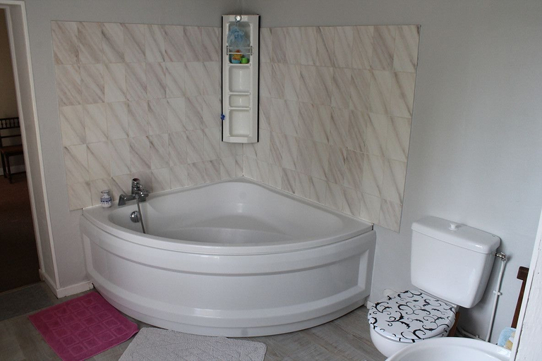 Bathroom 5, La Ferme des Chataigniers, Calvados