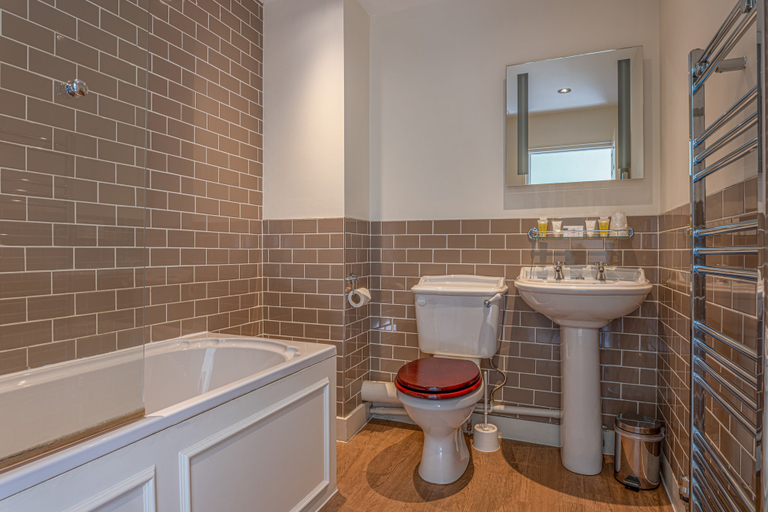 Bathroom 4, The Sun Inn, Kent