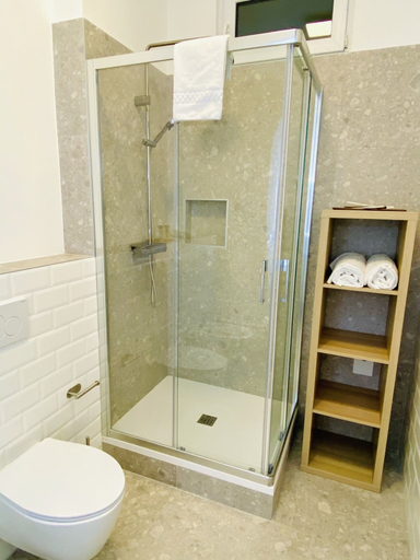 Bathroom 5, Crops City Stay, Trieste