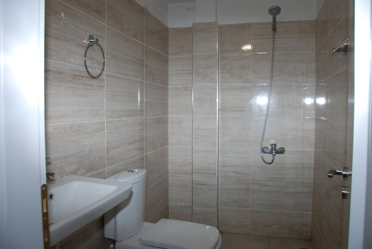 Bathroom 4, Hotel Freskia, Sarandës