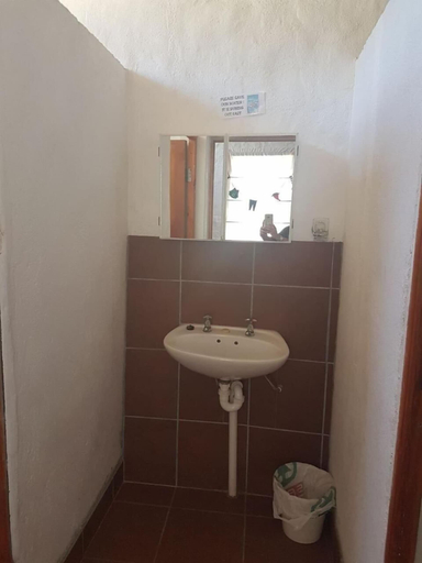 Bathroom 3, Trackers Inn, Cacadu
