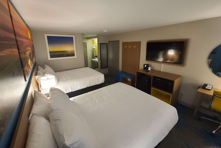 Bedroom 3, Days Inn by Wyndham Johnson Creek, Jefferson