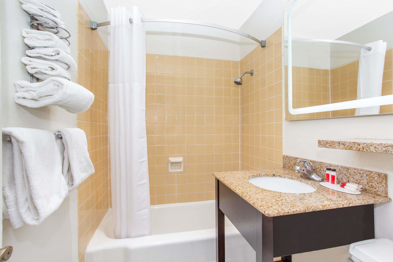 Bathroom 4, Howard Johnson by Wyndham Colorado Springs, El Paso