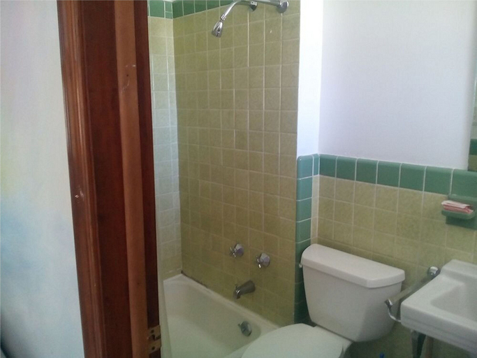 Bathroom 4, Mountaineer Motel, Grant