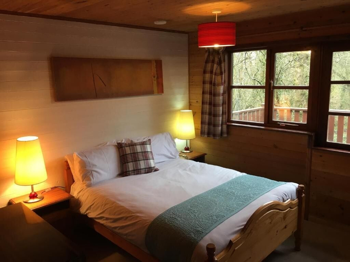 Bedroom 2, Shrew Lodge Hot Tub, Carmarthenshire