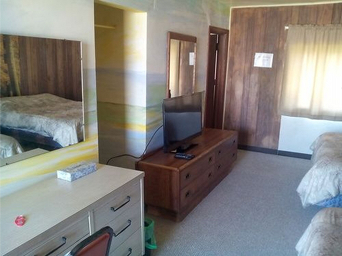 Bedroom 2, Mountaineer Motel, Grant
