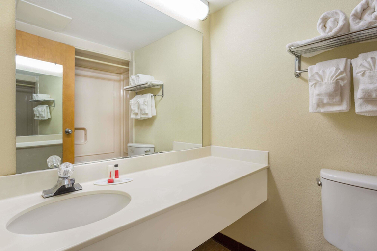 Bathroom 4, Howard Johnson by Wyndham Williamsburg, James City