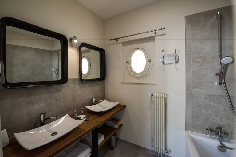 Bathroom 4, Hôtel Le Chantilly, Oise