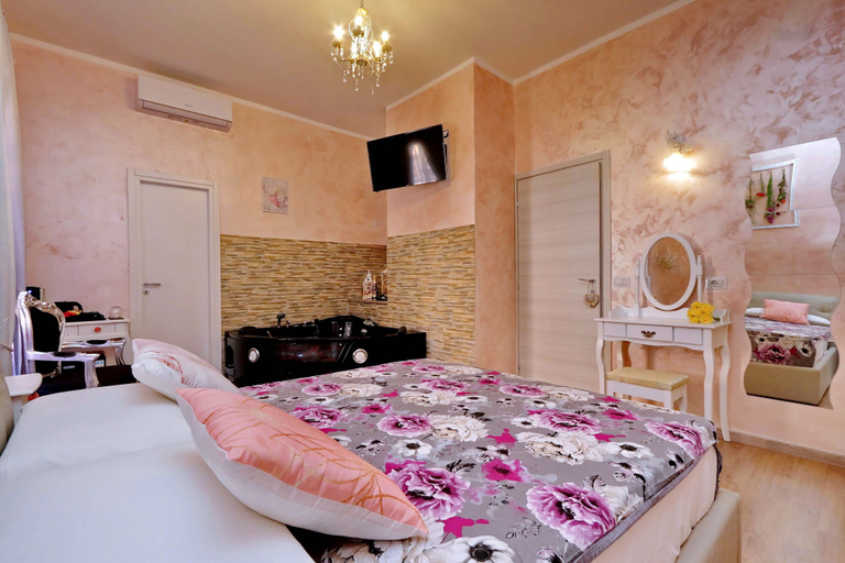 Bedroom 3, Chilling Hot Tub Suite, Rome