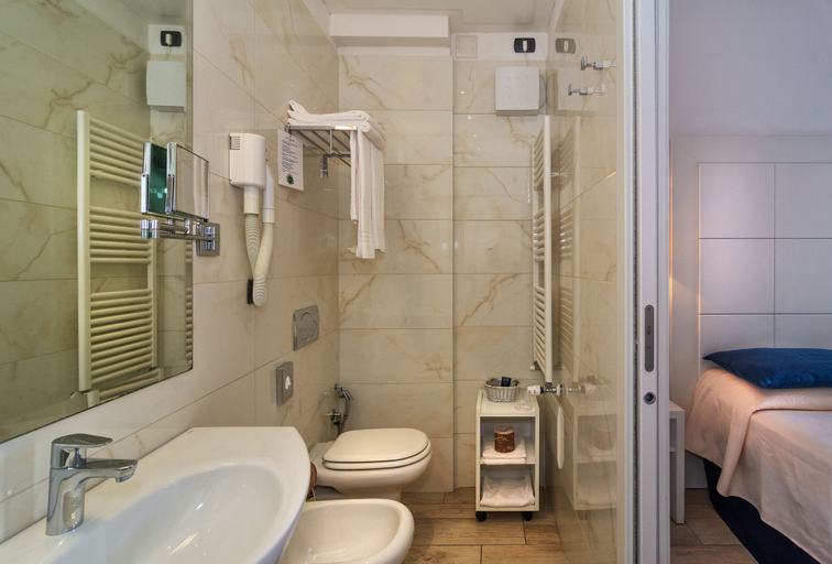 Bathroom 5, Hotel Central Park, Lucca