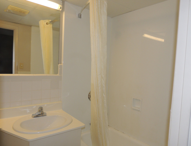 Bathroom 4, Econo Lodge Dewitt I-90, Onondaga