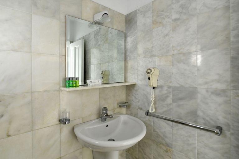 Bathroom 4, Parian Lithos, South Aegean