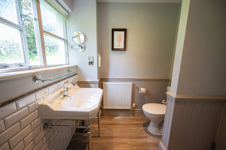 Bathroom 4, The Cedars Inn by Greene King Inns, Devon
