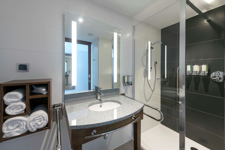 Bathroom 4, Hampton by Hilton Poznan Old Town, Poznań City