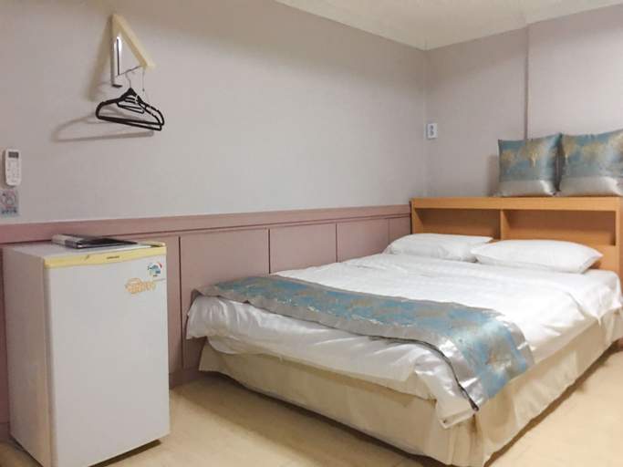 Bedroom 12