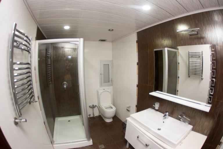 Bathroom 4, Bakuvi Tourist Apartment B086, Baku