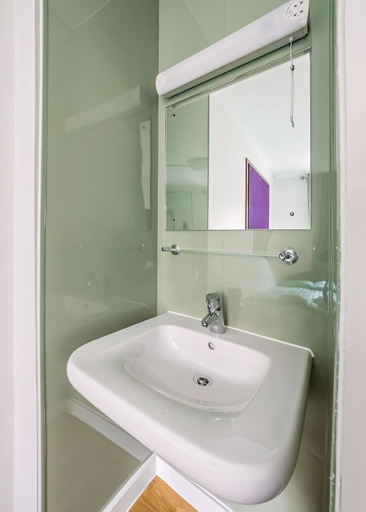 Bathroom 3, LSE Carr-Saunders Hall - Campus Accommodation, London