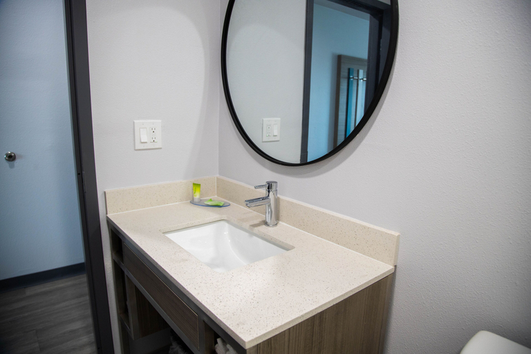Bathroom 4, Pico Rivera Inn and Suites, Los Angeles