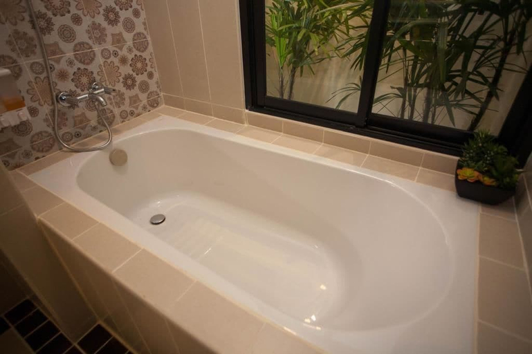 Bathroom 5, Lotusland Resort, Pattaya