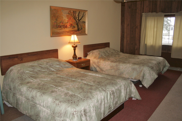 Bedroom 5, Mountaineer Motel, Grant