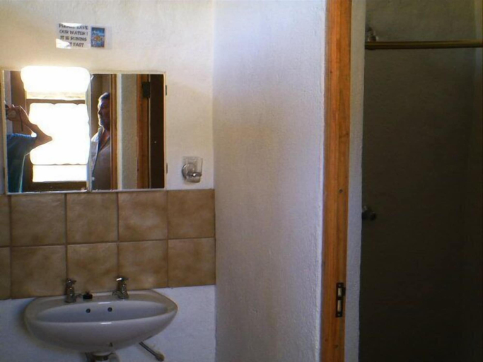Bathroom 3, Trackers Inn, Cacadu