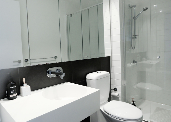 Bathroom, Stunning 2 Bedroom High Floor City View, Melbourne